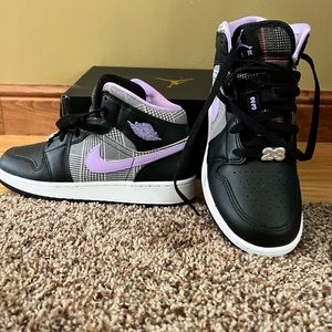 Nike Air Jordan 1 Mid SE GS Black Lilac White size 5.5Y
